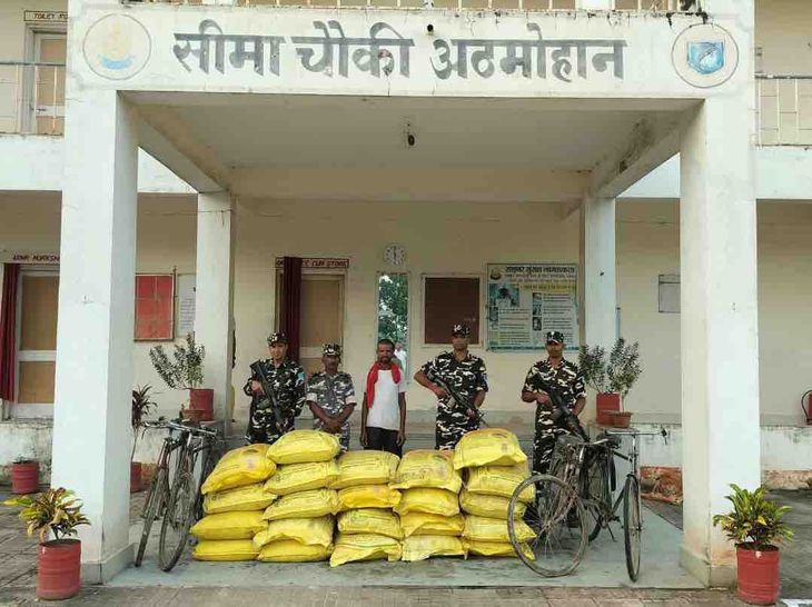 बॉर्डर पर SSB की बड़ी कार्रवाई, 2340KG यूरिया पकड़ी:नेपाल ले जा रहे दो तस्कर अरेस्ट, 7 साइकिल-1 बाइक मिली; कस्टम को सौंपा माल