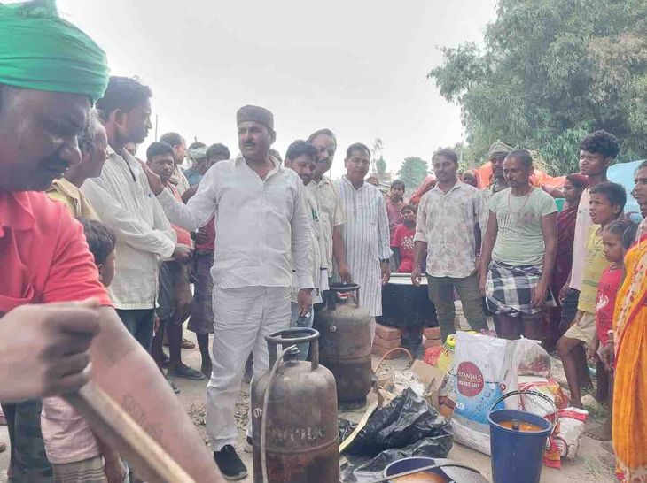 बाढ़ प्रभावित इलाकों में चारे और प्लास्टिक की कमी:सांसद प्रतिनिधि ने जमीनी हकीकत देखी, बोले- प्रशासन के दावे पूरे नहीं हुए