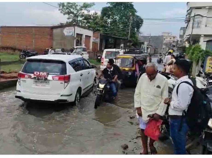 मोतिहारी में आधे घंटे की बारिश से LIC रोड जलमग्न:जमला रोड पर घुटने भर पानी, राहगीर परेशान; DM ने पानी निकलवाने का दिया आश्वासन
