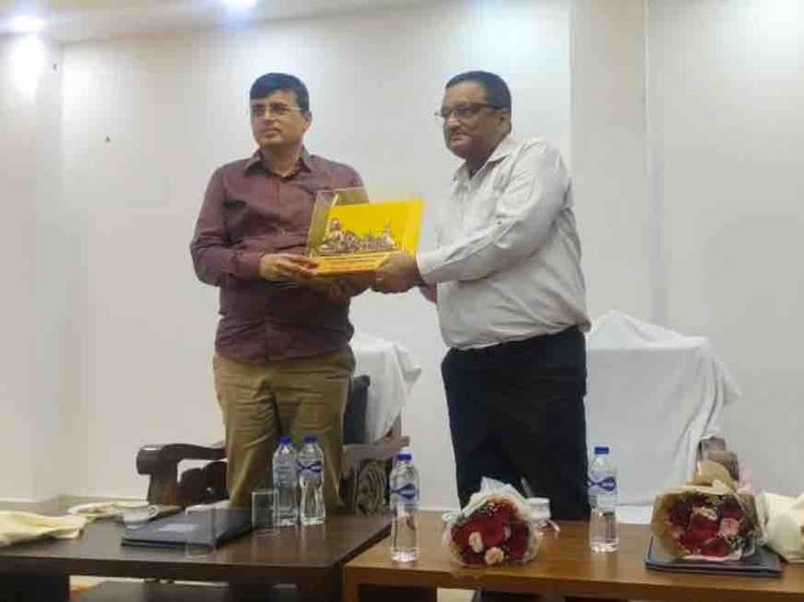 मोतिहारी में उत्कृष्ट डाककर्मी हुए सम्मानित:मेडल और प्रशस्ति-पत्र देकर बढ़ाया गया मनोबल, डाकघरों की समीक्षा की गई