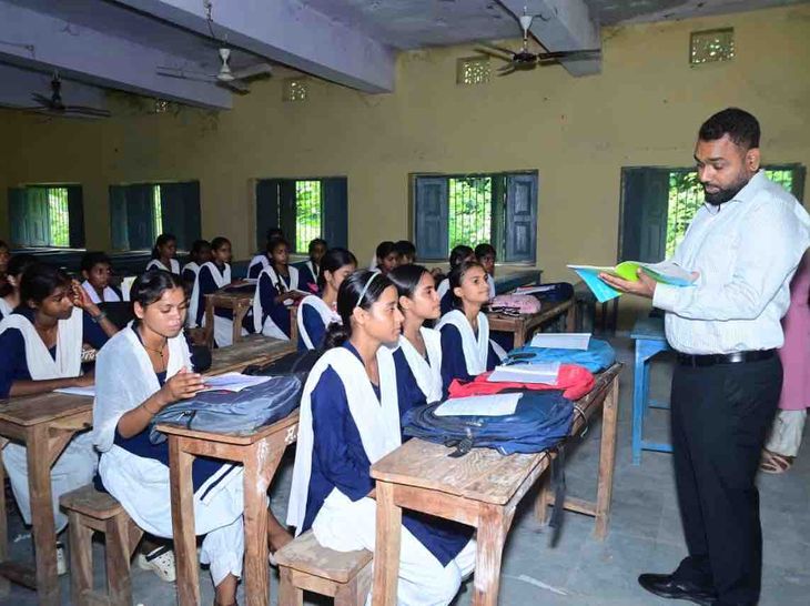 मोतिहारी DM ने बच्चों को 1 घंटे गणित पढ़ाया:अचानक पहुंचे स्कूल; बच्चों ने कहा- सर अगली बार कब आएंगे, हम इंतजार करेंगे