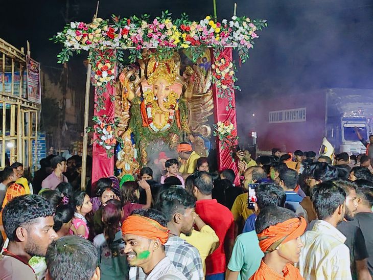 सिमराही, कोशी कॉलोनी और राघोपुर में गणेश महोत्सव का समापन:भव्य झांकियों और ढोल-नगाड़ों के साथ निकली विसर्जन शोभायात्रा, हजारों श्रद्धालु शामिल