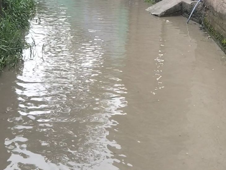 तीन दिन से बारिश सड़क पर जलजमाव:बाजार की रफ्तार थमी, दुकानदारों की बिक्री घटी और सड़कों पर आवाजाही कम हुई