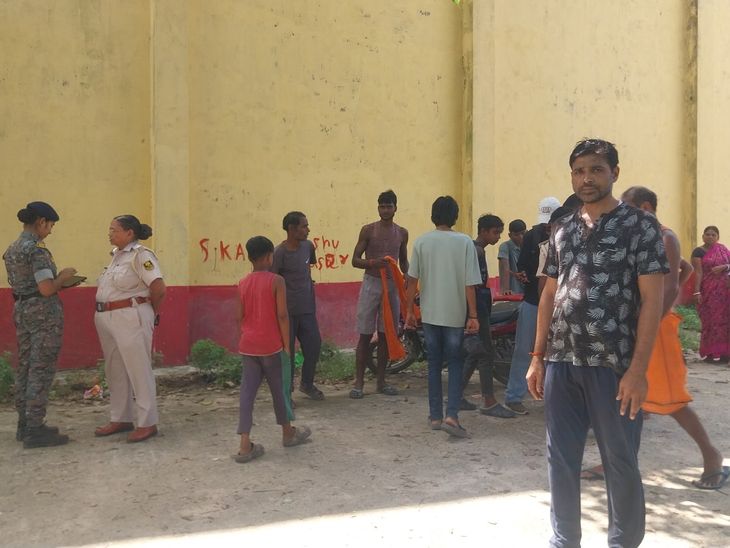 11-हजार वोल्ट के तार की चपेट में आया मजदूर, मौत:अररिया में 24 घंटे बाद सोशल मीडिया से हुई पहचान, पेड़ काटते समय हादसा