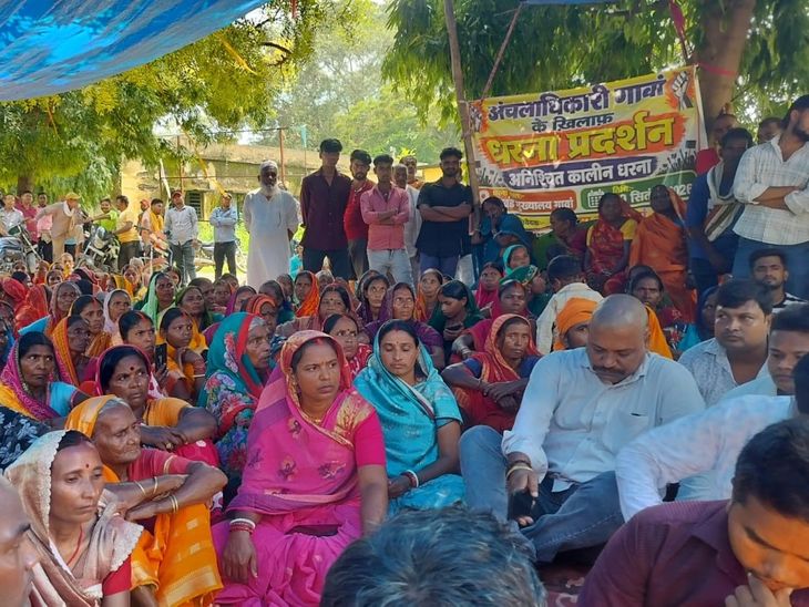गावां सीओ के कथित दुर्व्यवहार पर मुखिया संघ का धरना:सार्वजनिक माफी की मांग पर अड़े जनप्रतिनिधि, बोले- माफी तक जारी रहेगा आंदोलन