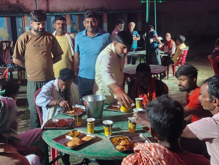 गोपालगंज-300 लोगों के लिए शुरू हुआ राहत कैंप:जागीरीटोला के मंगुराहा मिडिल स्कूल में प्रभावित परिवारों को भोजन,प्रशासन अलर्ट