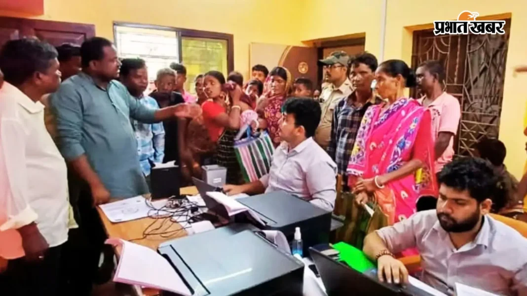 आधार कैंप में बदइंतजामी : कहीं कम्प्यूटर खराब, कहीं बिजली गुल, लोधा समुदाय में आक्रोश