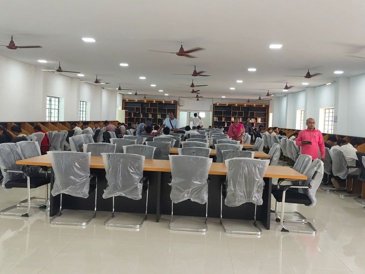 पूर्णिया में खंडहर इमारत बनी अत्याधुनिक लाइब्रेरी:स्टूडेंट्स के लिए निशुल्क सुविधा; जिले में कायाकल्प अभियान के तहत 1000 संपत्तियों का होगा जीर्णोद्धार