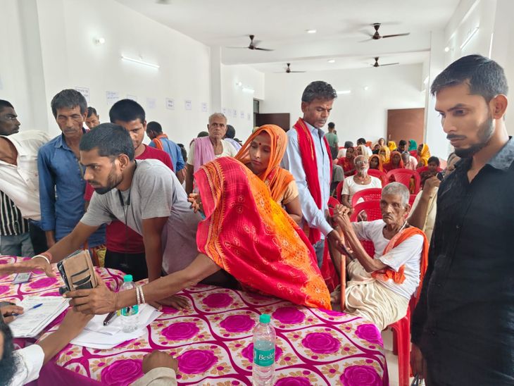 सहयोग शिविर में नहीं पहुंचे अधिकारी, ग्रामीण भड़के:बोले- सीओ आएंगे कहकर बुलाया, कर्मचारी ही मिले; सीतामढ़ी में जमीन परिमार्जन का मामला भी नहीं सुलझा