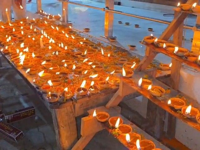 पुनौरा धाम में 5100 दीपों से जगमगाया जानकी मंदिर:सीतामढ़ी में PM के जन्मदिन पर भाजपा ने किया दीपोत्सव,'सेवा-संकल्प का दिन'