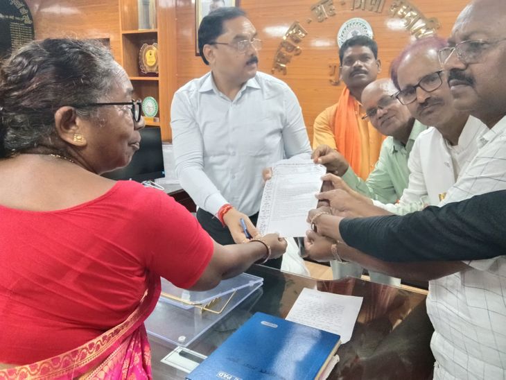 राशन डीलरों ने समाहरणालय में आठ सूत्री मांगों को लेकर किया धरना प्रदर्शन, जताया आक्रोश