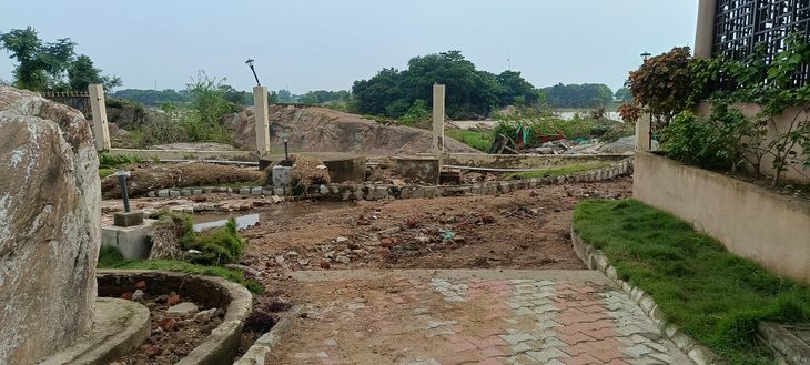 नाम रिवर व्यू, लेकिन पार्क का बड़ा हिस्सा नदी के भीतर