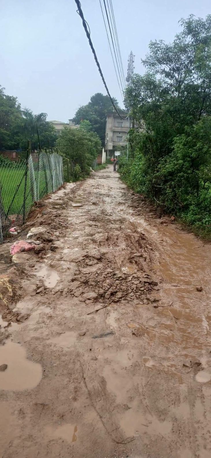 सड़क निर्माण की मांग को लेकर लोगों ने िकया प्रदर्शन