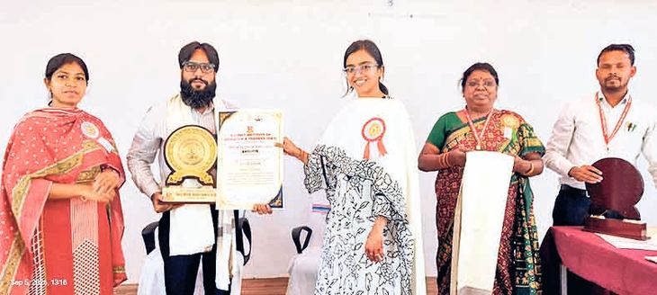 राष्ट्रीय सम्मेलन में झारखंड का प्रतिनिधित्व करेंगे शिक्षक मो. आलमीन अंसारी, सम्मानित किए गए