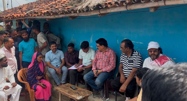 धनकारा में 140 वोटरों का फॉर्म-सात जमा किए जाने से ग्रामीणों में आक्रोश