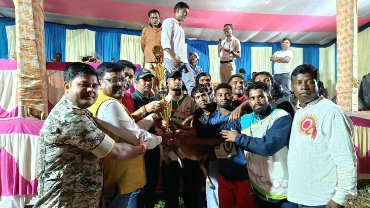 भंडरा थाना क्षेत्र के बैमारी गांव में चल रहे स्व. शिव प्रसाद साहू मेमोरियल फुटबॉल टूर्नामेंट का समापन