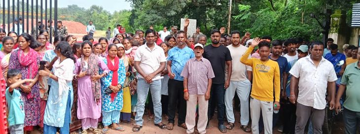 विस्थापित मजदूरों ने प्रदर्शन कर काम बंद कराया, कंपनी को नौ सूत्री मांग पत्र सौंपा