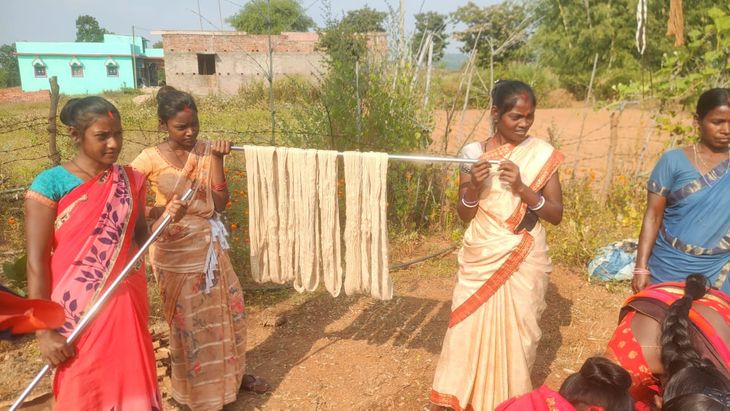 कजरी के कपड़े की विशेष पहचान, प्राकृतिक रंगों से होती है कलाकारी