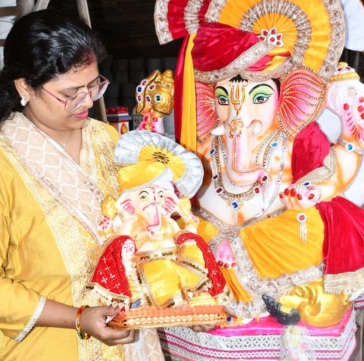 गणपति बप्पा को घर लाने की तैयारी, बाजारों में उमड़ी भीड़