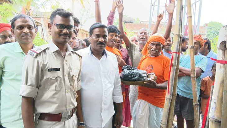 ग्रामीणों के सहयोग से योगीवीर बाबा मंदिर की ढलाई, उमड़ी लोगों की भीड़
