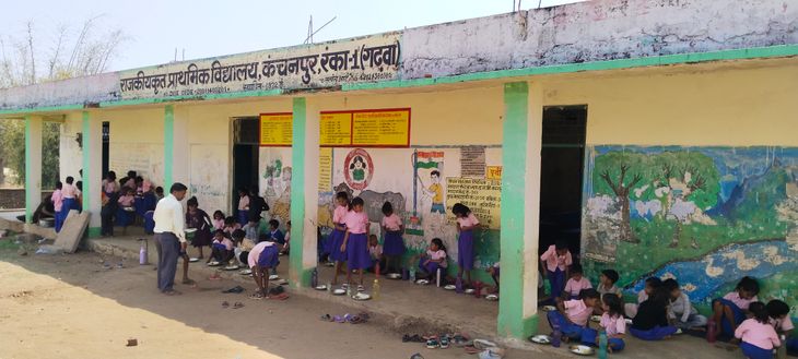 मध्याह्न भोजन के लिए घर से बोतल में पानी लाते हैं छात्र-छात्राएं