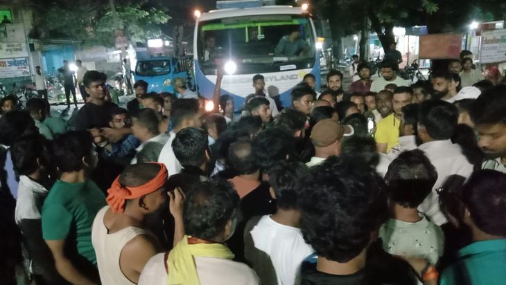 आरोपियों की गिरफ्तारी की मांग को ले लोगों ने किया सड़क जाम