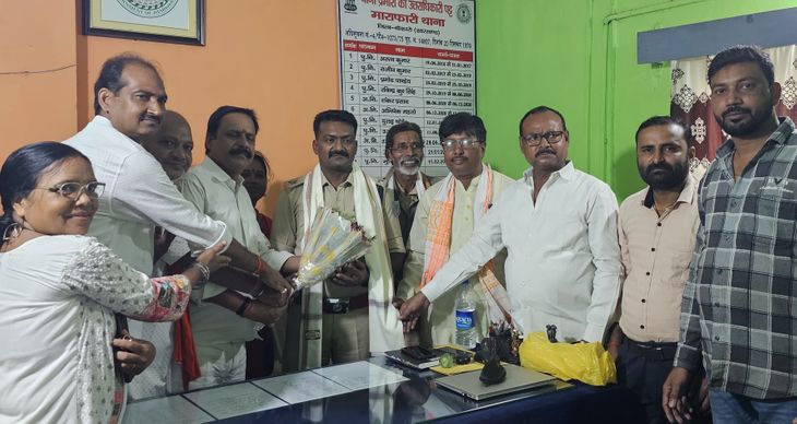 माराफारी थाना प्रभारी से भाजपा नेताओं ने की मुलाकात