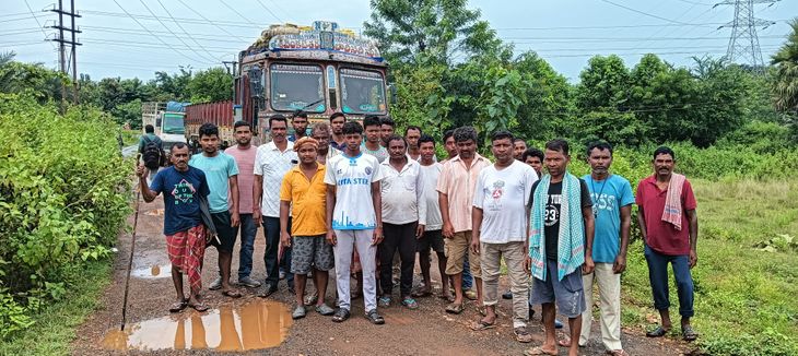 राइस मिलों के जहरीले पानी से फसलें बर्बाद आक्रोशित ग्रामीणों ने सड़क पर आवागमन रोका