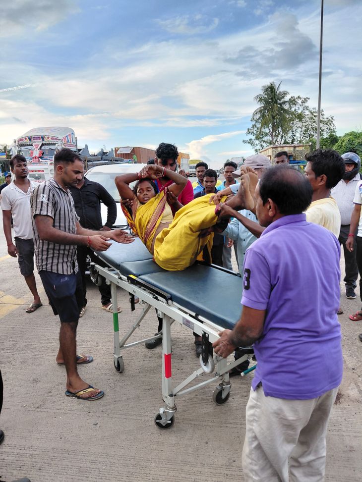 धालभूमगढ़ में ट्रेलर की चपेट में आने से वार्ड सदस्य और उनका बेटा गंभीर रूप से घायल, एमजीएम रेफर