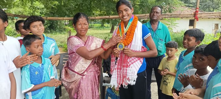 कामडारा के हॉकी गोल्ड मेडलिस्ट पार्वती तोपनो का डे-बोर्डिंग सेंटर के खिलाड़ियों ने किया स्वागत