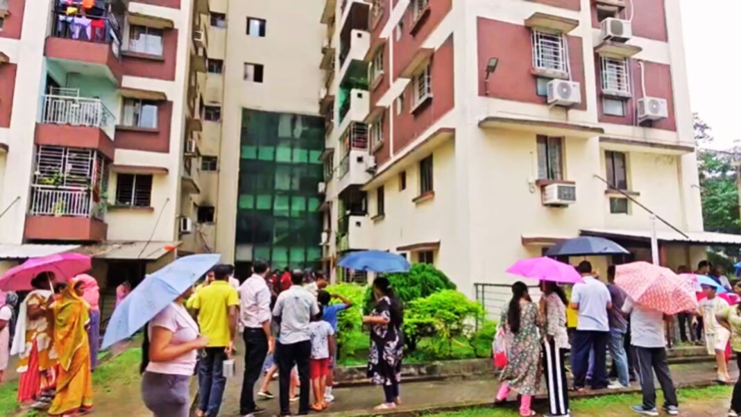 आग लगने की सूचना मिलते ही अपार्टमेंट के बाहर जमा हुई भीड़. फोटो : प्रभात खबर