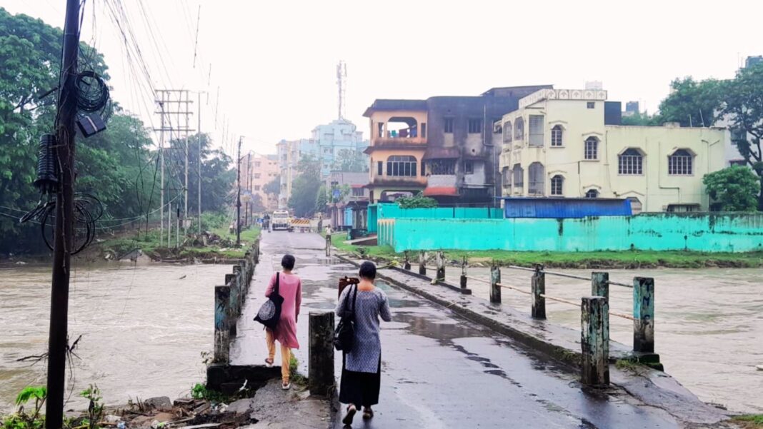 आसनसोल में 115 मिमी बारिश, दामोदर की सहायक गरुई नदी का जलस्तर बढ़ा, कई पुलों व मार्गों पर यातायात बंद