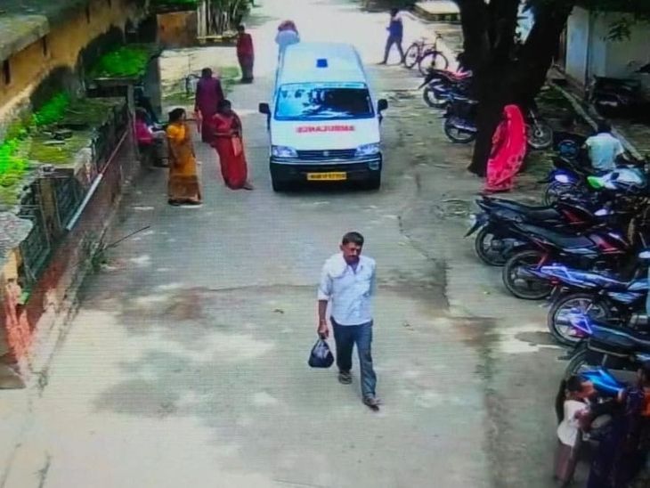 रहुई अस्पताल में दवा काउंटर पर मिलीं बीयर कैन:सीसीटीवी में कैद हुई संदिग्ध हरकत, पुलिस जांच में जुटी