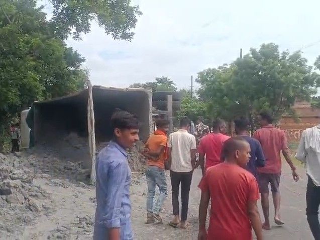 गिरिडीह के सुखलजोरिया मोड़ पर डस्ट लदा हाइवा पलटा:हादसे में चालक घायल, सड़क सुरक्षा पर उठे सवाल; पुलिस जांच में जुटी