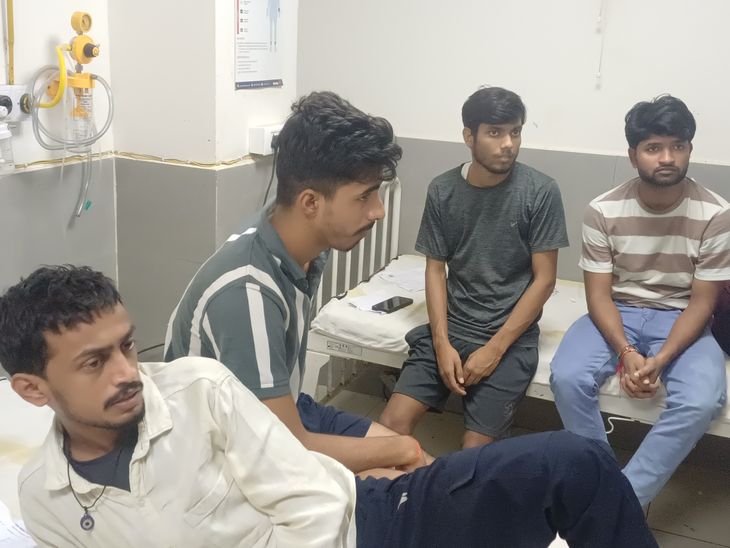 मुंगेर इंजीनियरिंग कॉलेज में 50 स्टूडेंट-कर्मचारी फूड प्वाइजनिंग से बीमार:विश्वकर्मा पूजा का प्रसाद खाने के बाद बिगड़ी तबीयत, एक बेड पर 3 का हो रहा इलाज