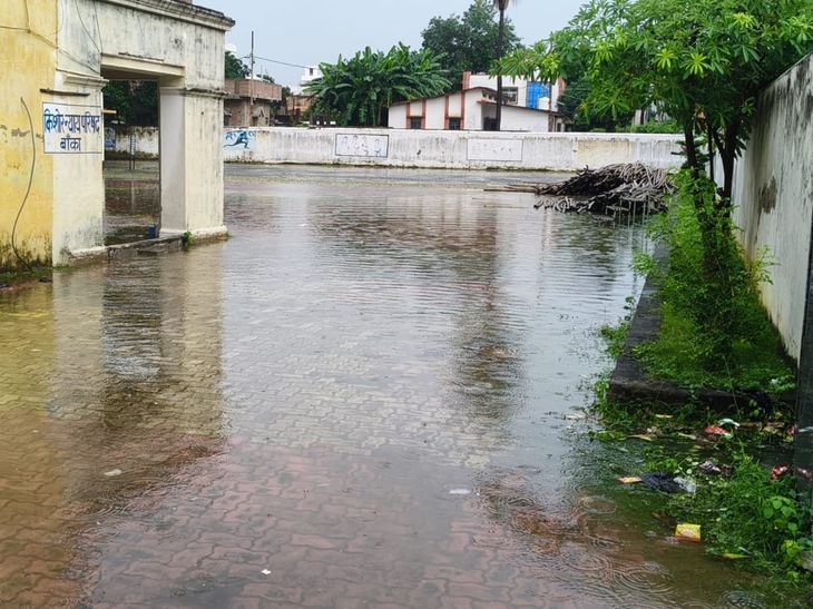 बांका में बारिश से जलजमाव, खुली जल निकासी की पोल:कोर्ट रोड से दुकनिया मार्केट तक पानी भरा, लोगों को हुई परेशानी