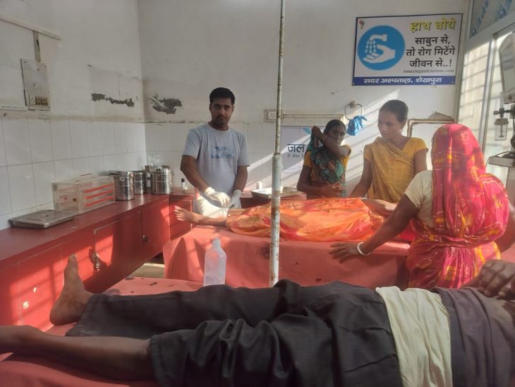 शेखपुरा में ई-रिक्शा पलटा, चालक समेत 5 श्रद्धालु घायल:गंगा स्नान करने जा रहे थे, एक की हालत गंभीर; बच्चे को बचाने में हुआ हादसा