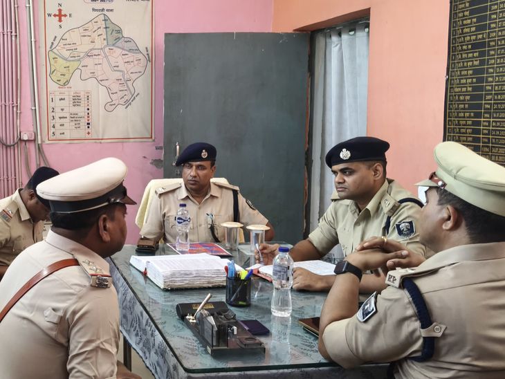 शिवहर थाने में SP का औचक निरीक्षण:लंबित मामलों के अनुसंधान-गश्ती व्यवस्था का लिया जायजा, गश्ती वाहनों की भी जांच की