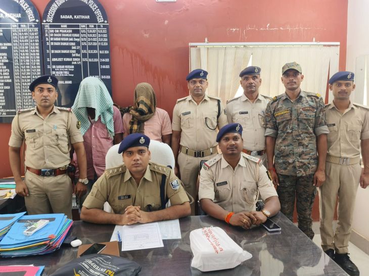 कटिहार में 513.9 ग्राम स्मैक के साथ 2 तस्कर अरेस्ट:45 लाख तक बताई जा रही कीमत, मोटरसाइकिल-मोबाइल भी जब्त