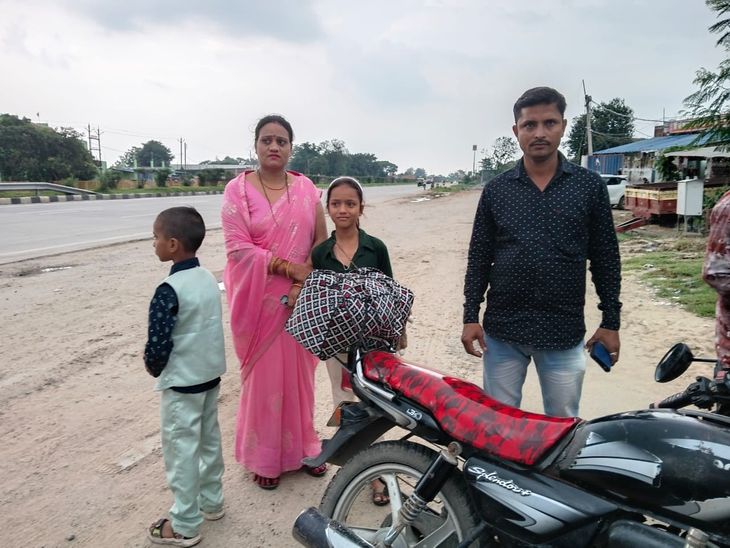 एनएच-19 पर बाइक सवार बदमाशों ने महिला का पर्स झपटा:पति-बच्चा समेत बचा परिवार; पासबुक- एटीएम, मोबाइल और नकदी ले गए