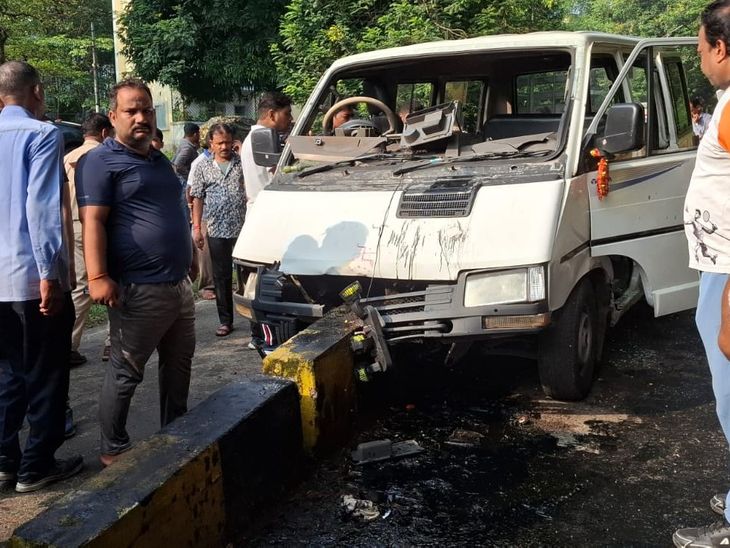 जमशेदपुर में स्कूल वैन डिवाइडर से टकराई, 15 बच्चे घायल:टेल्को स्टेडियम रोड पर हुआ हादसा, टाटा विंगर में सवार थे स्कूल के बच्चे