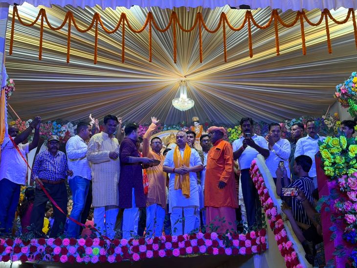 महाराजगंज के एकता क्लब ने गणेश प्रतिमा स्थापित की:बड़ी संख्या में श्रद्धालु दर्शन को पहुंचे, पूर्व सांसद भी शामिल हुए