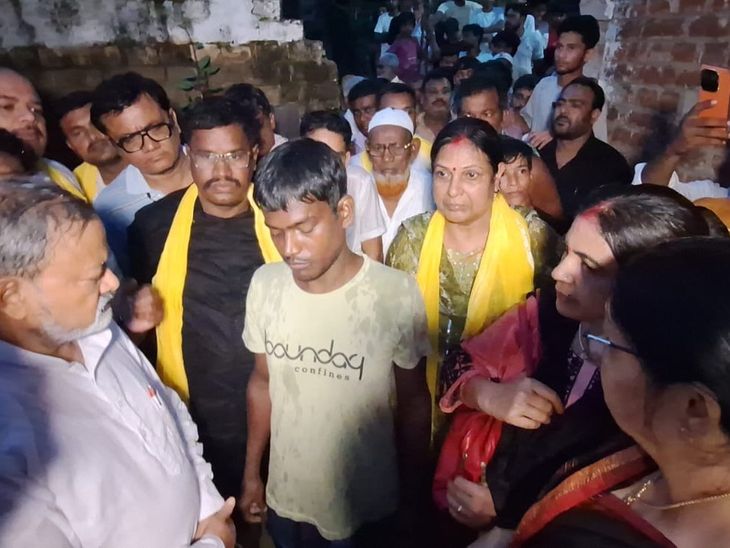 जन सुराज की टीम पीड़ित परिवार से मिली:नीमारंग में 7 साल की बच्ची की हत्या के मामले में परिजनों को दिया सांत्वना