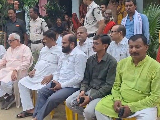 सांसद पहुंचे बैधनाथ महतो के घर, बोले-'हत्यारों की गिरफ्तारी हो':परिवार के एक सदस्य को सरकारी नौकरी, मुआवजा दिलाने की सरकार से मांग