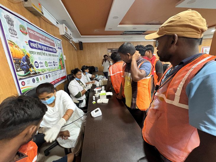 बक्सर में 68 सफाईकर्मियों का 'हेल्थ चेकअप':नगर परिषद ने 'सफाई मित्र सुरक्षा एवं सम्मान शिविर' लगाया, मुफ्त दवाएं भी दीं