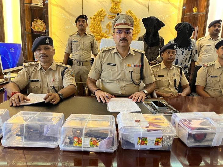 अमड़ापाड़ा ज्वेलरी दुकान लूट का खुलासा, 3 अपराधी गिरफ्तार:हथियारों के साथ पकड़े गए अंतरराज्यीय बदमाश, लाखों के जेवर और बाइक बरामद