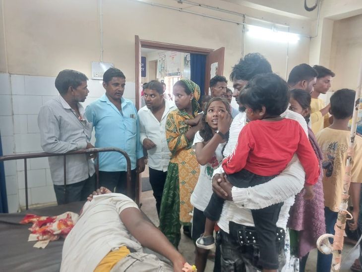 गोबिंदपुर हाईवे पर बाइक-स्कूटी की टक्कर में 5 घायल:दंपती और 3 बच्चे जख्मी, पांचों एक ही बाइक पर थे सवार; गंभीर फिरोज धनबाद रेफर