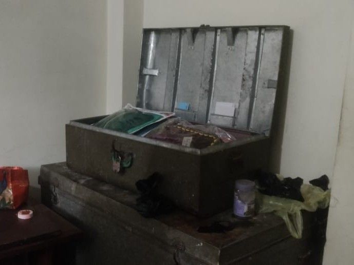 कोडरमा में लाखों रुपए के जेवरात और नगदी की चोरी:चोरों ने घर में सो रहे लोगों को बाहर से बंद कर की वारदात, पड़ोसियों ने खोला दरवाजा