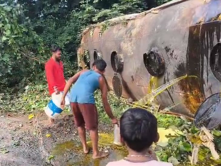 कोडरमा घाटी में रिफाइन से भरा टैंकर पलटा:तेल लूटने के लिए ग्रामीणों में मची होड़, प्लास्टिक डिब्बे और बर्तनों में भरकर ले गए तेल