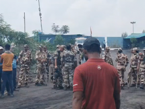 Dhanbad Chapapur Colliery Clash | CISF Personnel Attacked By Villagers